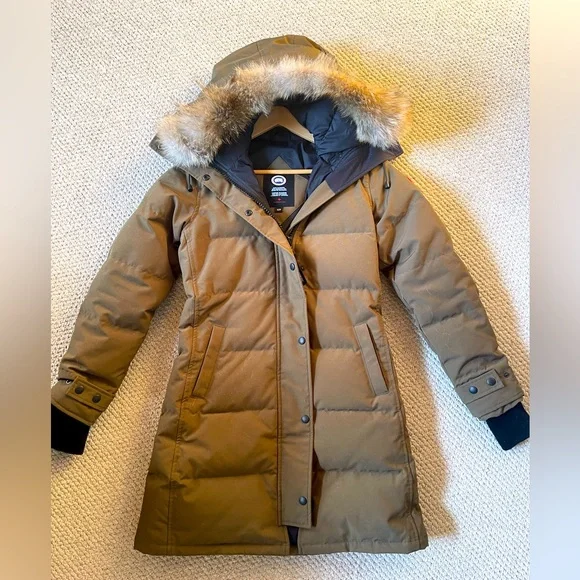 Canada goose Shelburne Parka with Coyote fur trim size xs in